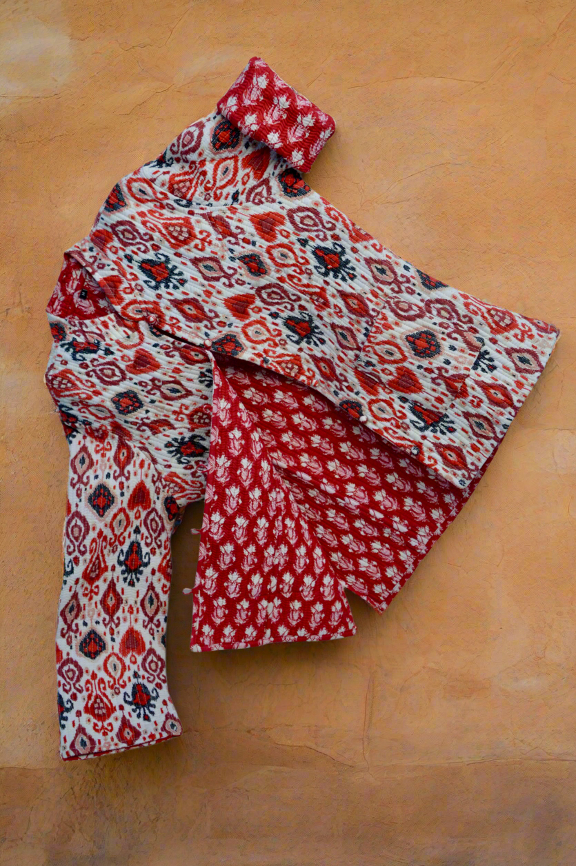 The Ember – Chaqueta acolchada de algodón rojo | Hecha a mano con relleno de Kapas para mujer