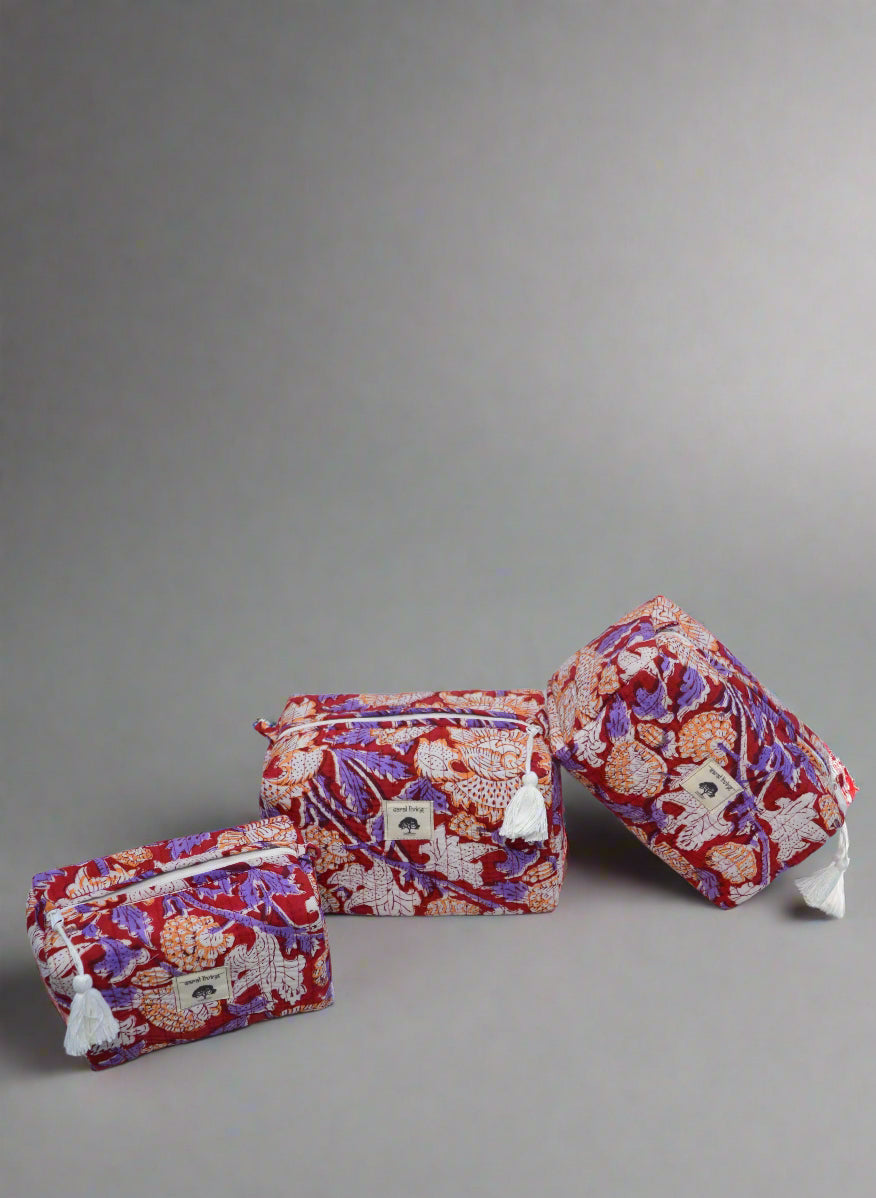 Flora Carmesí | Bolsa de algodón | Imprescindible de viaje con estampado a mano