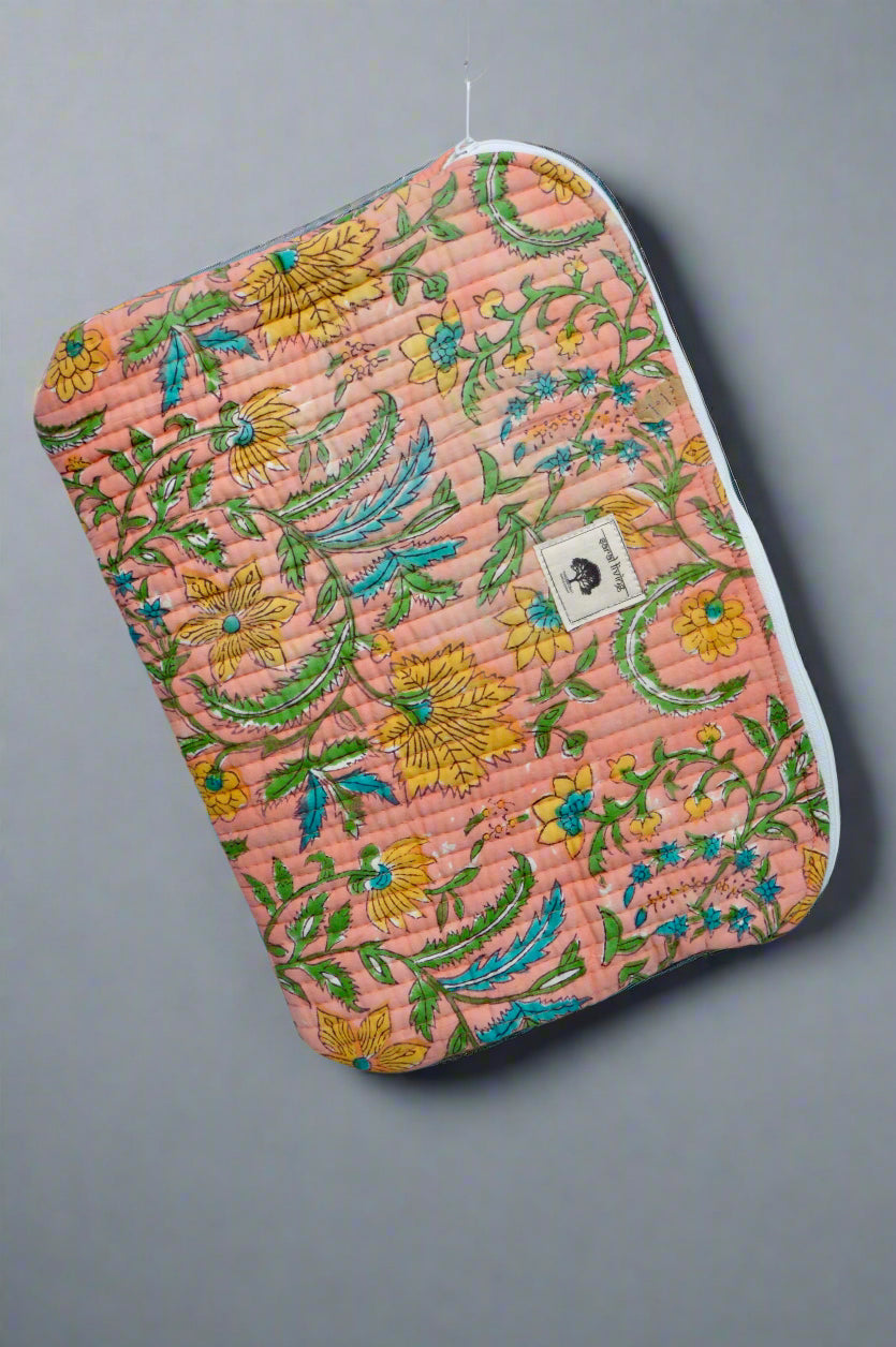 Coral Bloom – Un jardín en movimiento | Funda de algodón para portátil | Accesorio de algodón estampado a mano