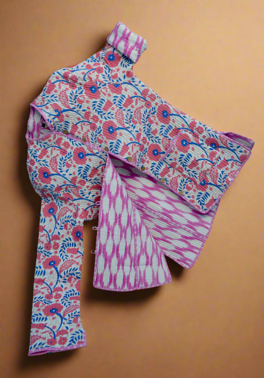 The Bloomline – Chaqueta acolchada de algodón floral para mujer | Rosa suave e índigo | Colección Earthshells de Kapas