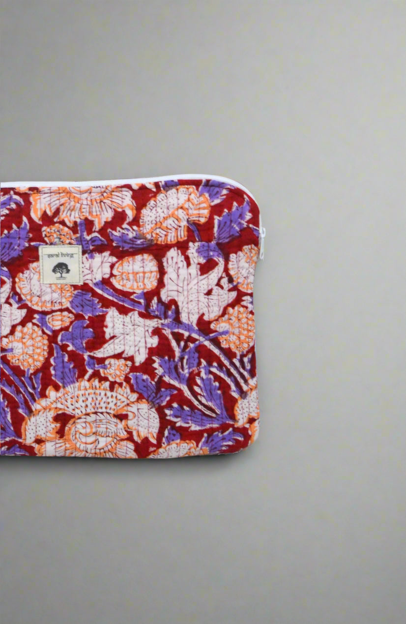 Crimson Flora – Para el alma llena de color | Funda de algodón para portátil | Accesorio de algodón estampado a mano