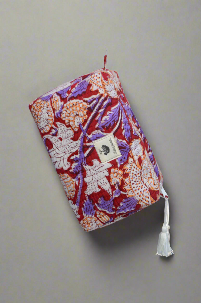 Flora Carmesí | Bolsa de algodón | Imprescindible de viaje con estampado a mano
