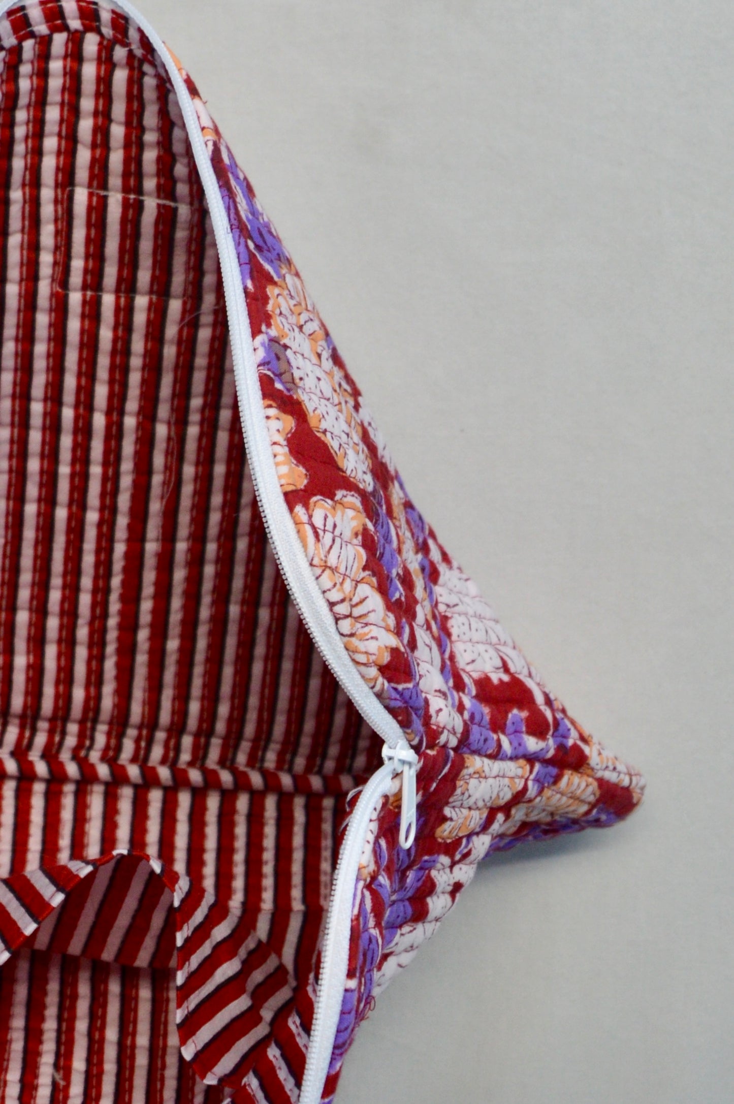 Crimson Flora – Para el alma llena de color | Funda de algodón para portátil | Accesorio de algodón estampado a mano