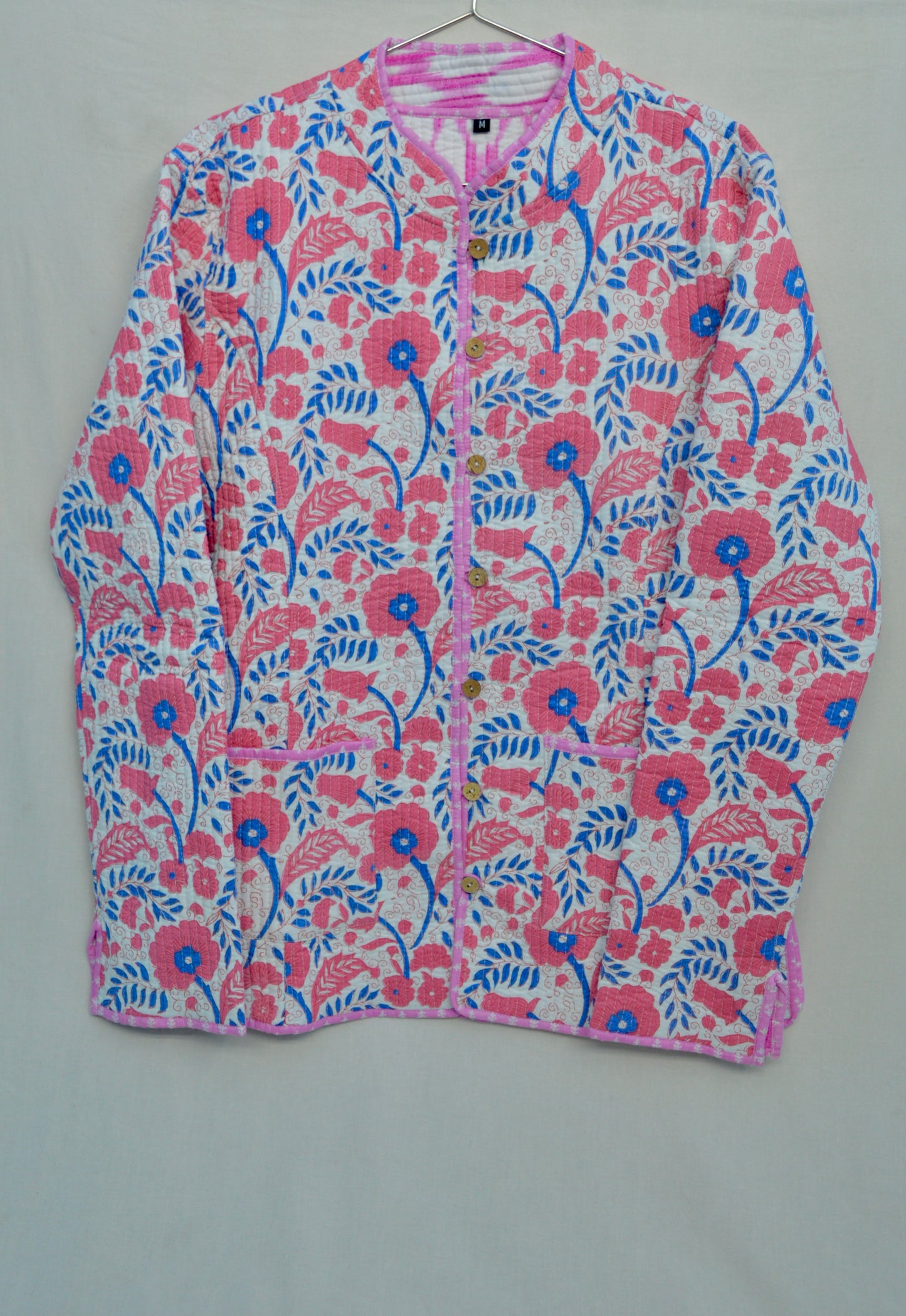 The Bloomline – Chaqueta acolchada de algodón floral para mujer | Rosa suave e índigo | Colección Earthshells de Kapas