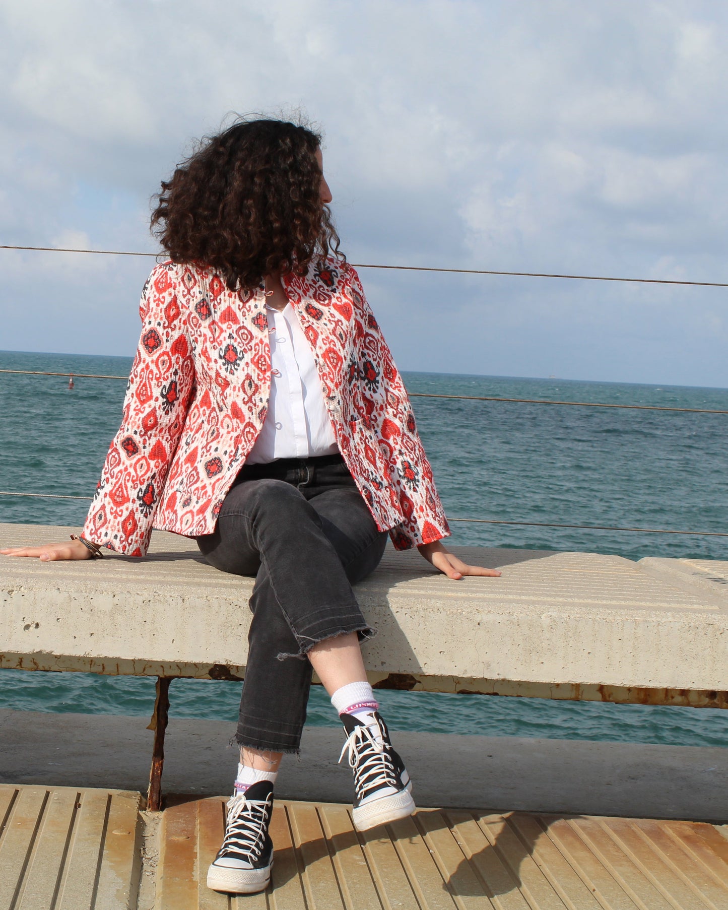 The Ember – Chaqueta acolchada de algodón rojo | Hecha a mano con relleno de Kapas para mujer