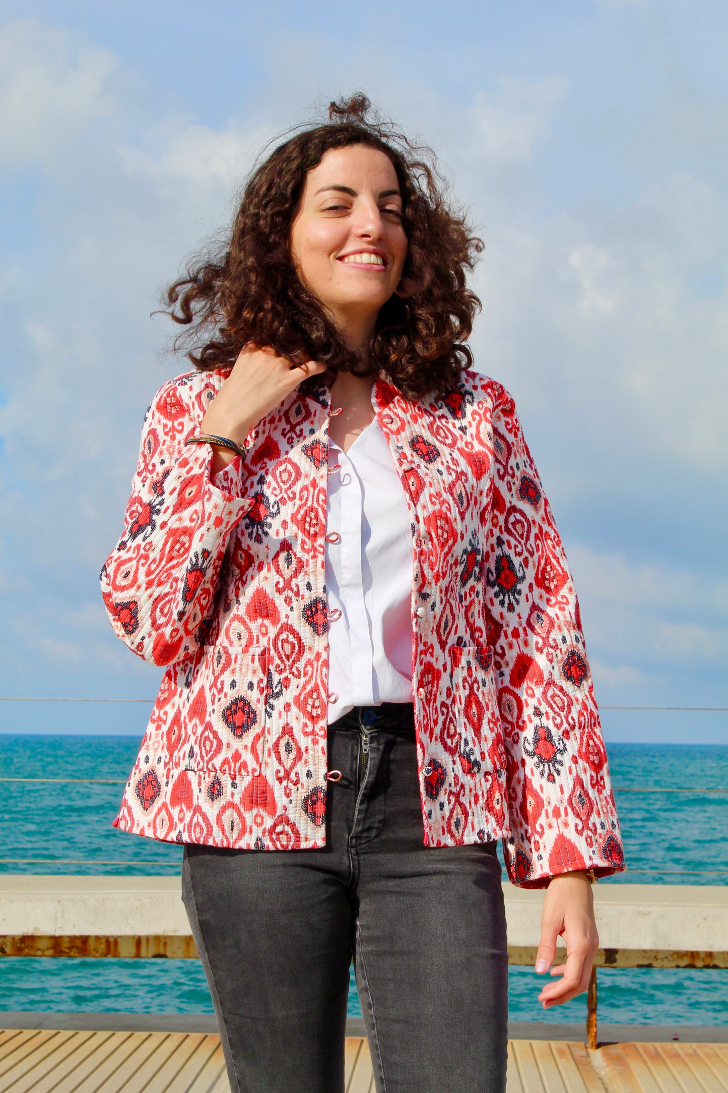 The Ember – Chaqueta acolchada de algodón rojo | Hecha a mano con relleno de Kapas para mujer