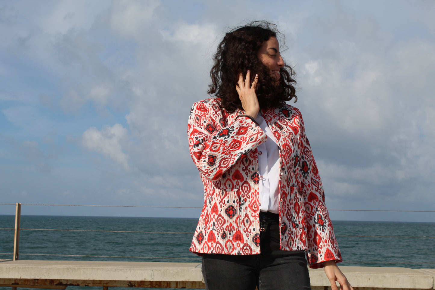 The Ember – Chaqueta acolchada de algodón rojo | Hecha a mano con relleno de Kapas para mujer