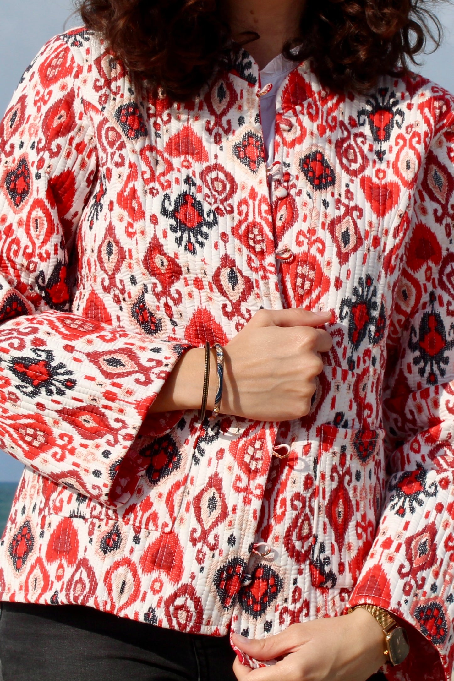 The Ember – Chaqueta acolchada de algodón rojo | Hecha a mano con relleno de Kapas para mujer