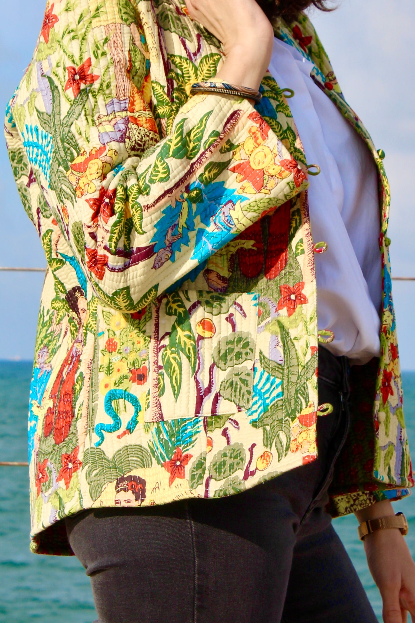La Musa – Chaqueta acolchada de algodón para mujer | Estampado selvático inspirado en Frida Kahlo | Colección Earthshells de Kapas