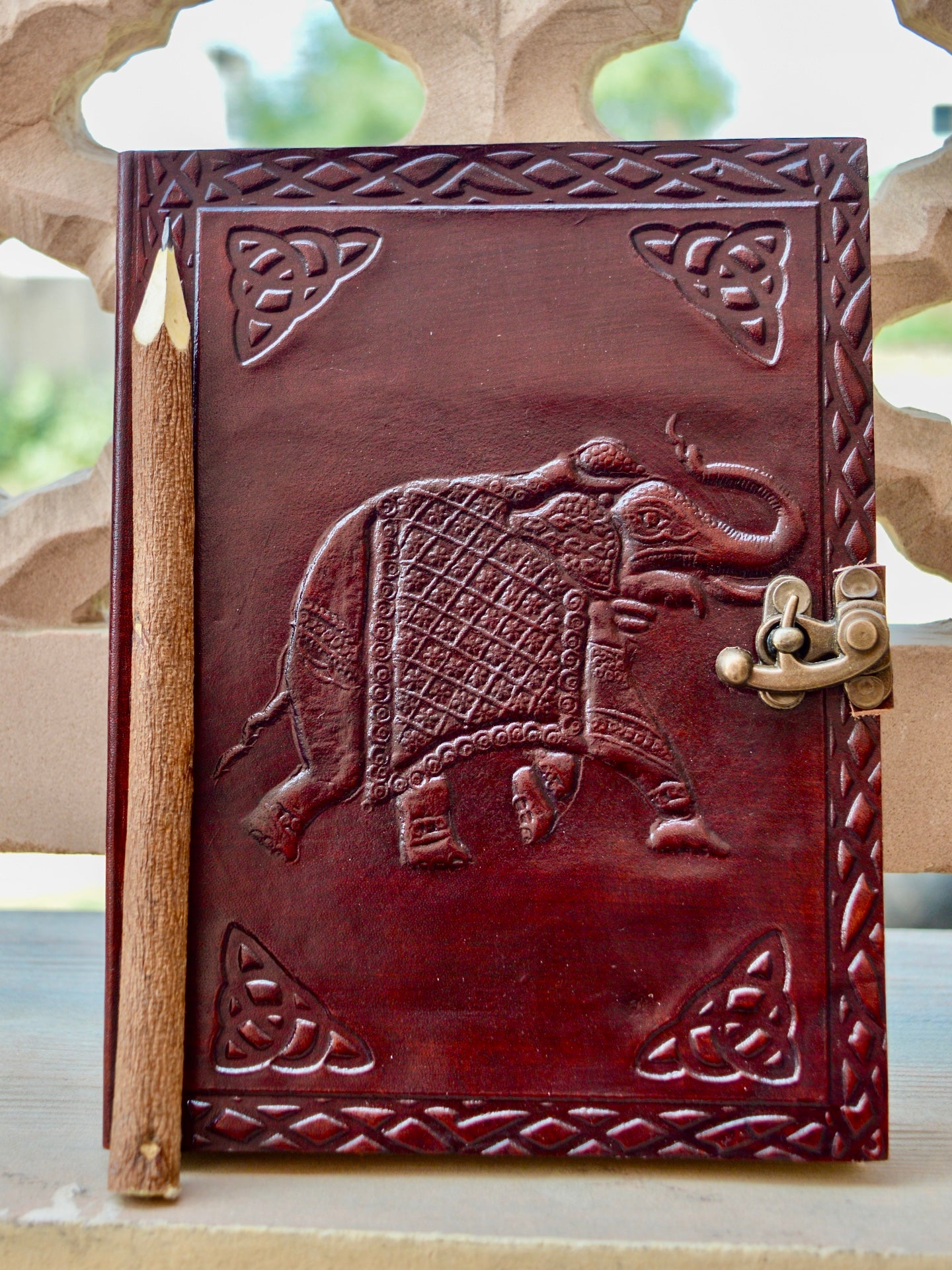 La Majestad | Diario de cuero con relieve de elefante