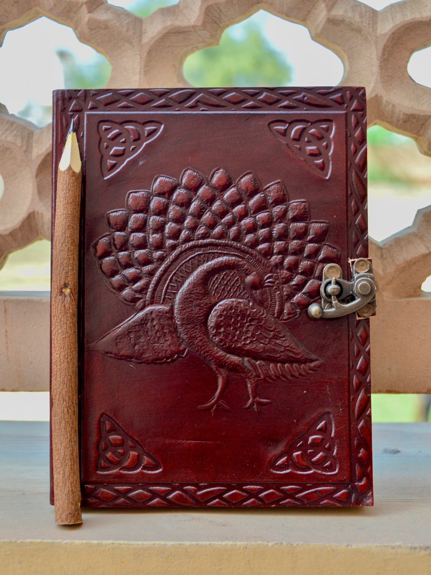La Gracia | Diario de cuero con relieve de pavo real