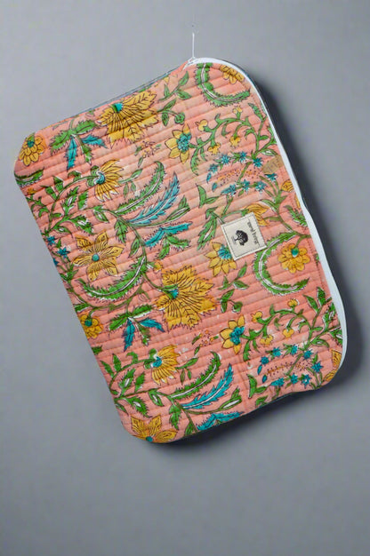 Coral Bloom – Un jardín en movimiento | Funda de algodón para portátil | Accesorio de algodón estampado a mano