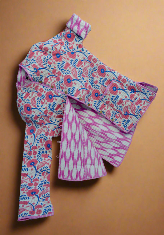 The Bloomline – Chaqueta acolchada de algodón floral para mujer | Rosa suave e índigo | Colección Earthshells de Kapas