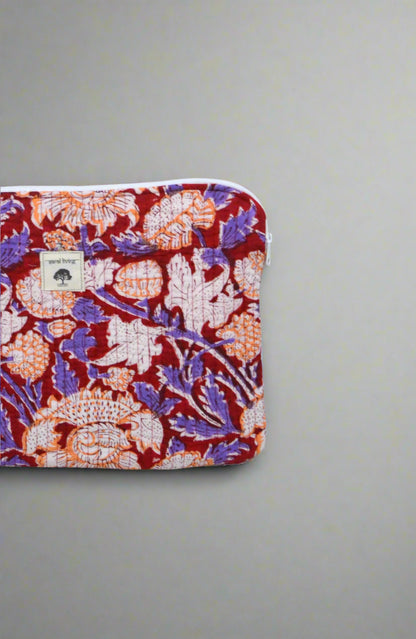 Crimson Flora – Para el alma llena de color | Funda de algodón para portátil | Accesorio de algodón estampado a mano
