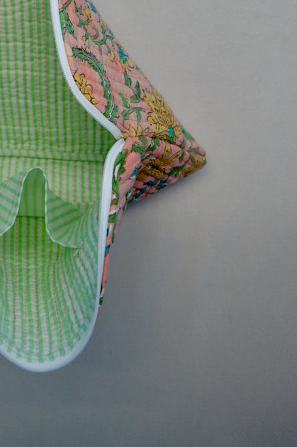 Coral Bloom – Un jardín en movimiento | Funda de algodón para portátil | Accesorio de algodón estampado a mano