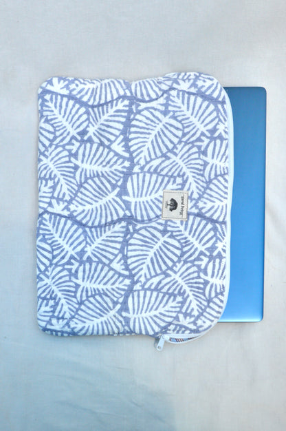 Helecho Azul – Donde la Quietud Crece | Funda de Algodón para Portátil | Accesorio de Algodón Estampado a Mano