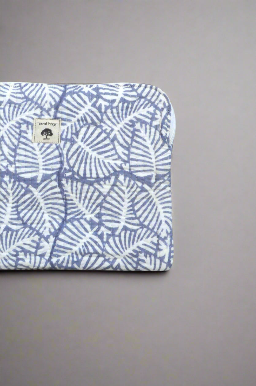 Helecho Azul – Donde la Quietud Crece | Funda de Algodón para Portátil | Accesorio de Algodón Estampado a Mano