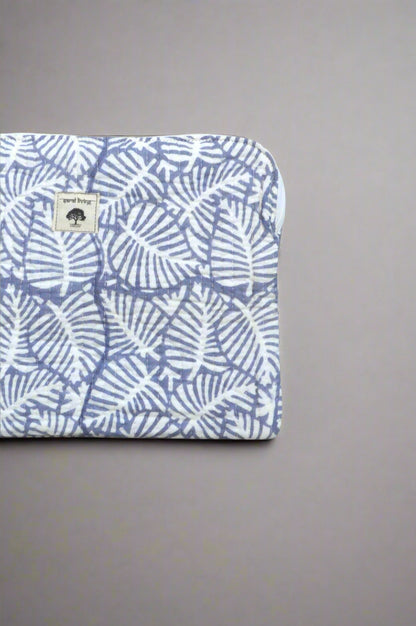 Helecho Azul – Donde la Quietud Crece | Funda de Algodón para Portátil | Accesorio de Algodón Estampado a Mano