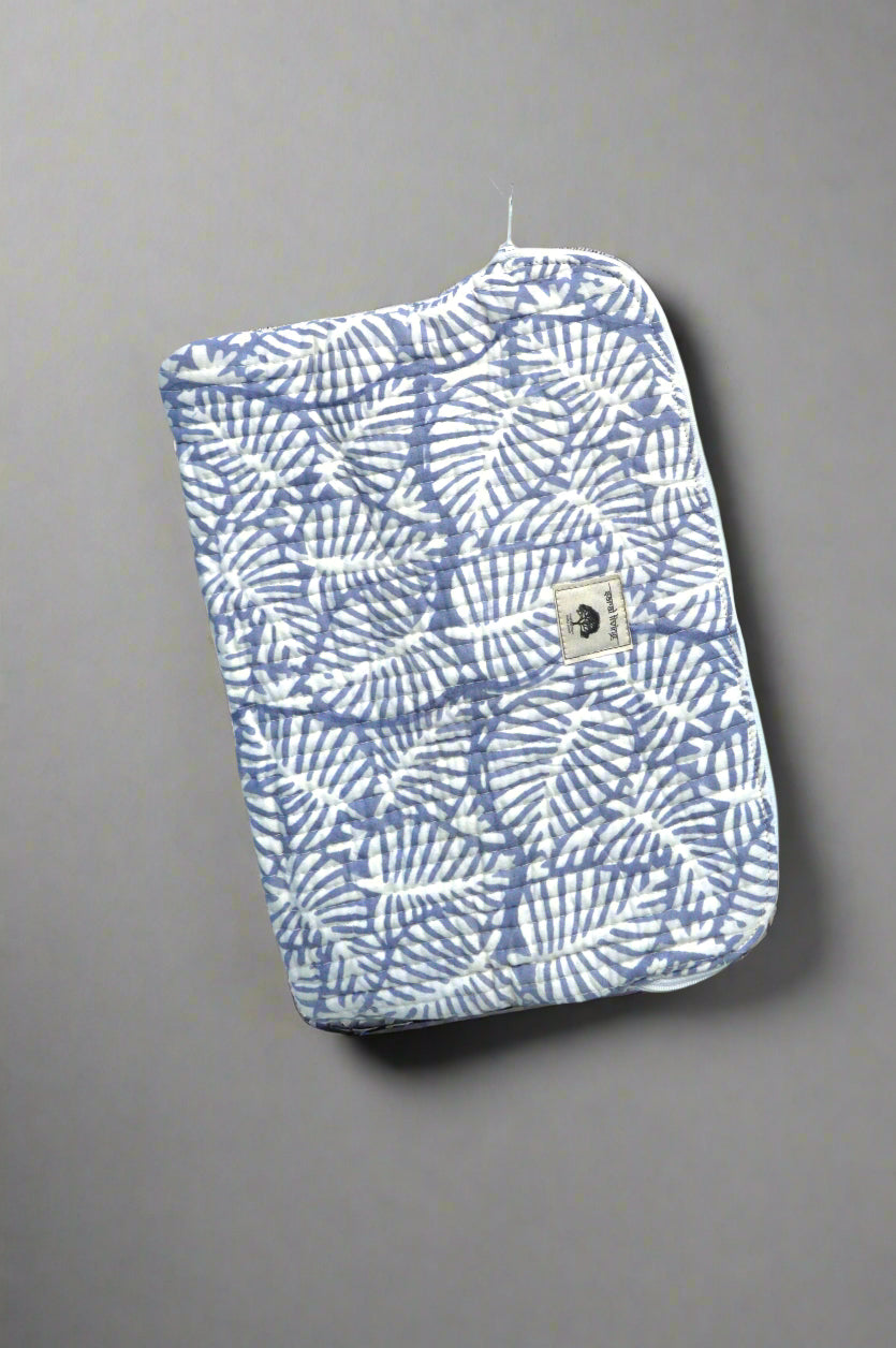 Helecho Azul – Donde la Quietud Crece | Funda de Algodón para Portátil | Accesorio de Algodón Estampado a Mano