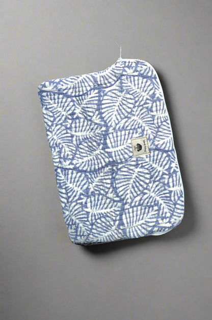 Helecho Azul – Donde la Quietud Crece | Funda de Algodón para Portátil | Accesorio de Algodón Estampado a Mano