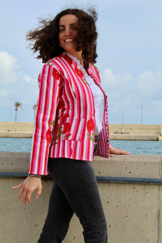 The Ritual – Chaqueta acolchada de algodón a rayas para mujer | Sacred Red Bloom y rayas palo de rosa | Colección Earthshells de Kapas