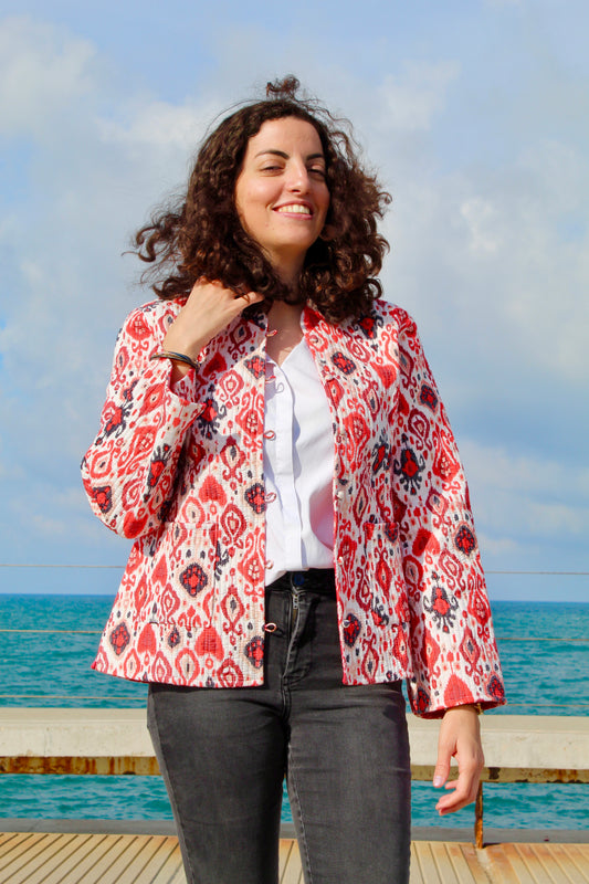 The Ember – Chaqueta acolchada de algodón rojo | Hecha a mano con relleno de Kapas para mujer