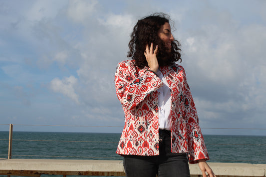 The Ember – Chaqueta acolchada de algodón rojo | Hecha a mano con relleno de Kapas para mujer