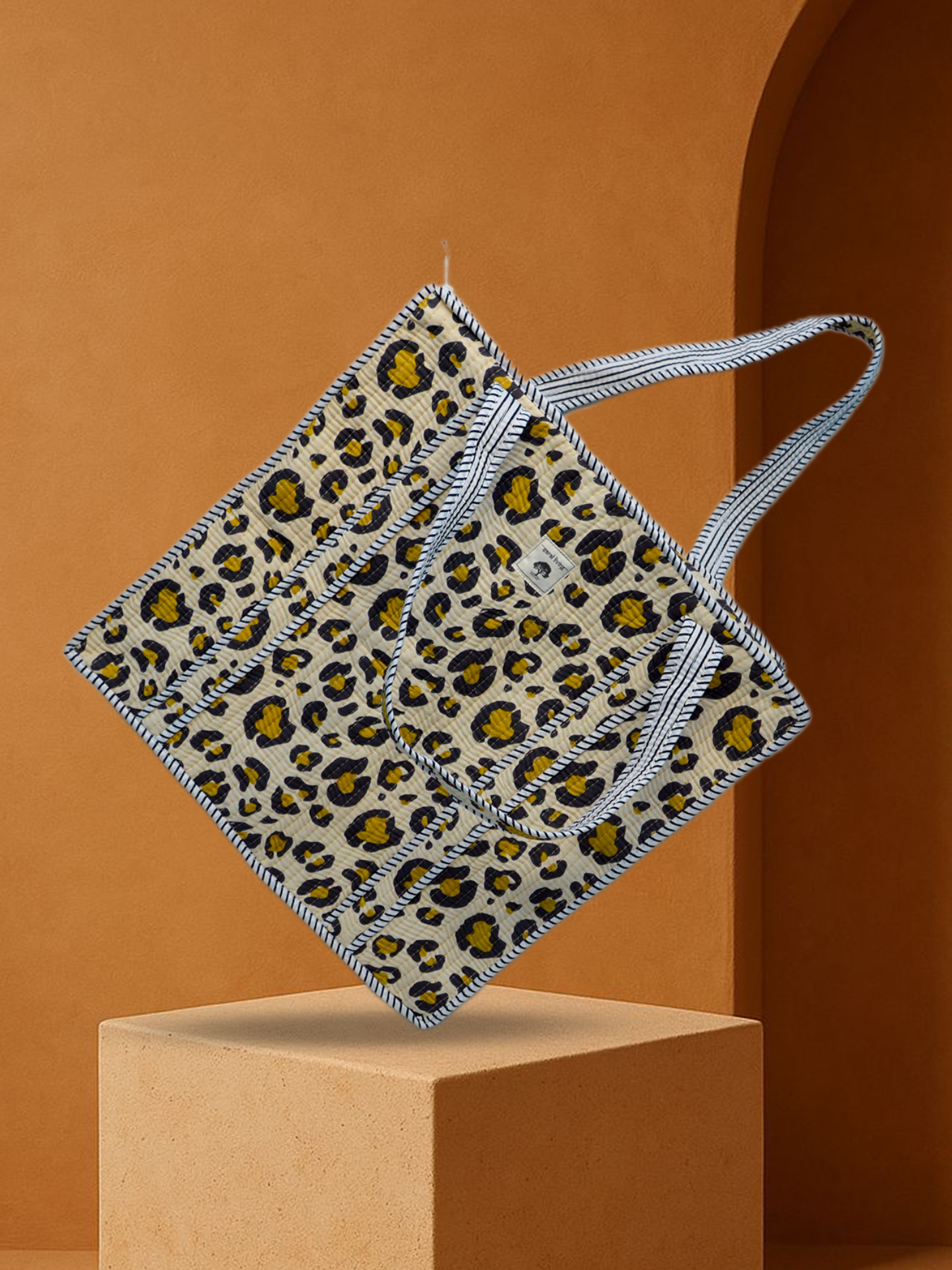 Golden Stride | Bolsa de algodón | Bolsa de mano de algodón estampada a mano